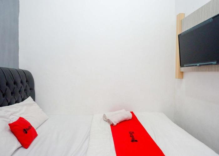 RedDoorz Syariah near Alun Alun Kajen
