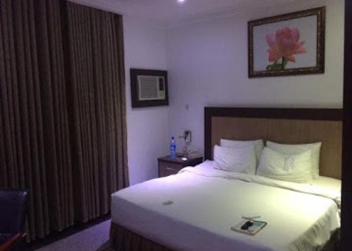 Room in BB - Immaculate Royal International Hotel