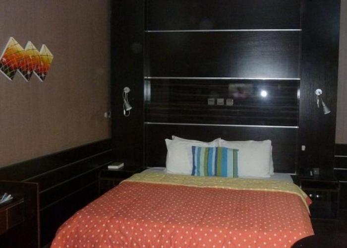 Room in Lodge - Wise Penny Suites and Spa