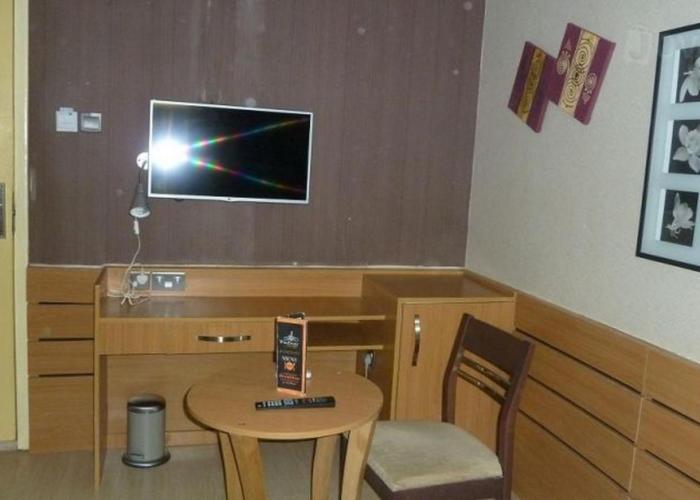 Room in Lodge - Wise Penny Suites and Spa