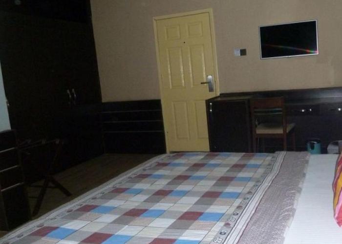 Room in Lodge - Wise Penny Suites and Spa