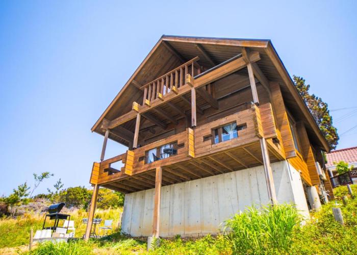 Awaji Seaside Log house in Goshiki