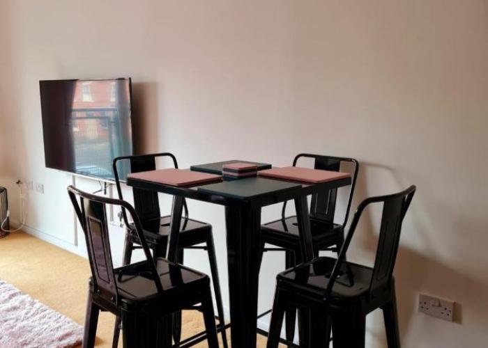 Emerald Blossom-Central Warrington, Luxurious Yet Homely, WiFi, Secure Parking