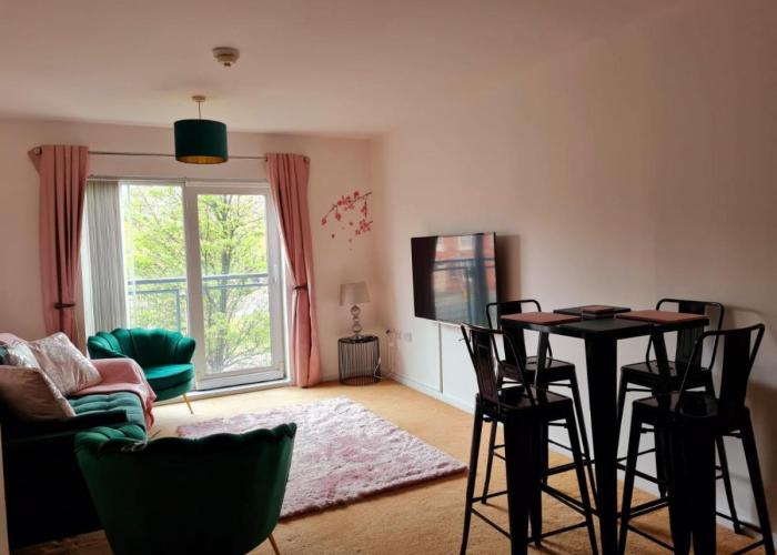 Emerald Blossom-Central Warrington, Luxurious Yet Homely, WiFi, Secure Parking