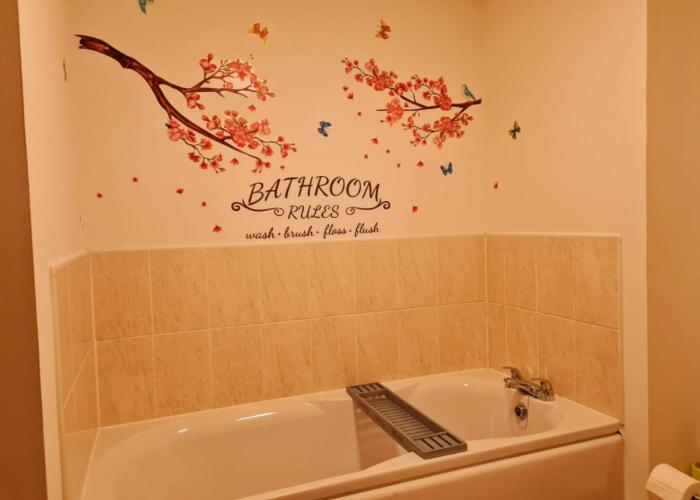 Emerald Blossom-Central Warrington, Luxurious Yet Homely, WiFi, Secure Parking