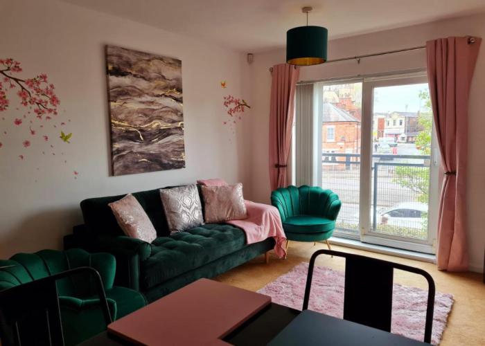 Emerald Blossom-Central Warrington, Luxurious Yet Homely, WiFi, Secure Parking