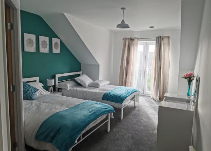 Spacious & modern 3 Bed Apartment + parking & central location