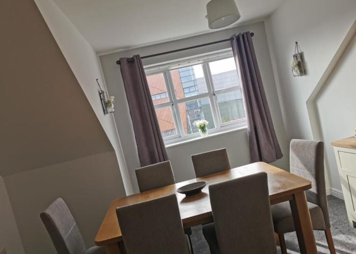 Spacious & modern 3 Bed Apartment + parking & central location