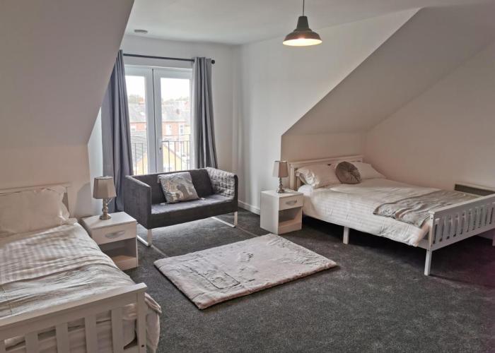 Spacious & modern 3 Bed Apartment + parking & central location