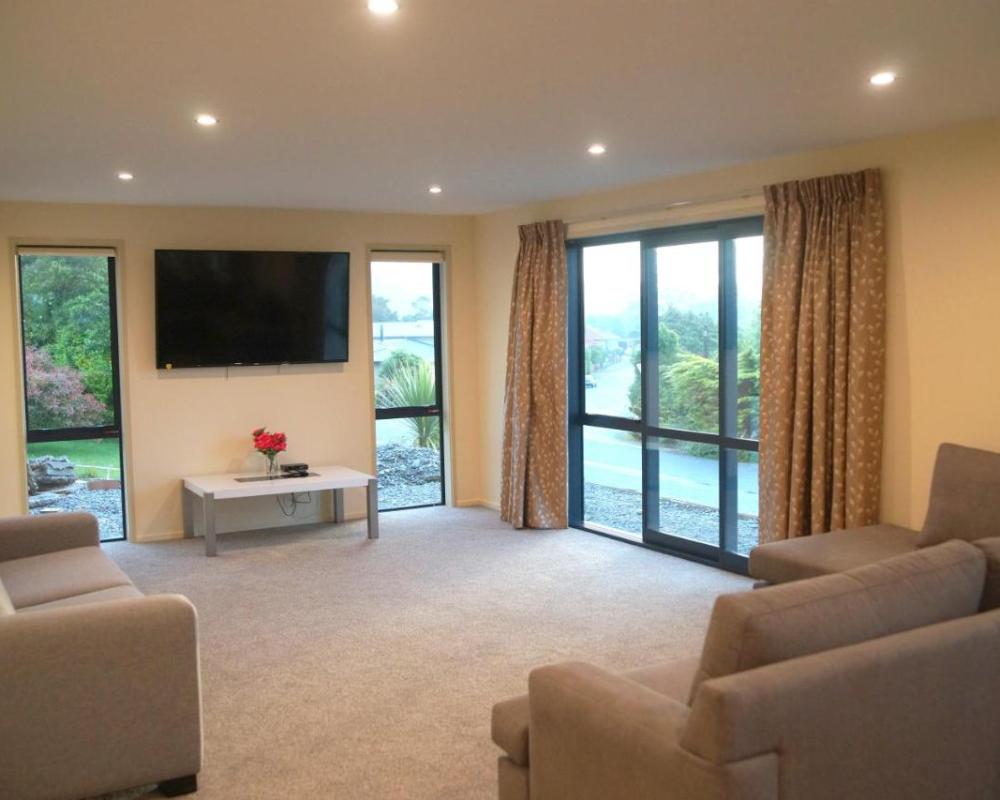 Large Group Greymouth accommodation 2 houses with 7 bedrooms 6 queens 6 single beds 5 bathrooms 5 toilets