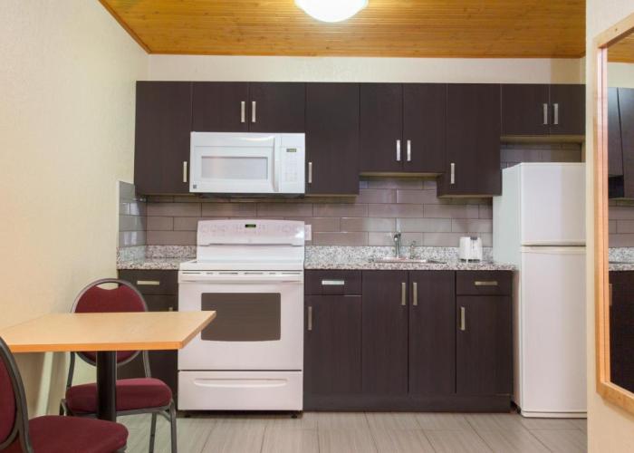 Econolodge Inn and Suites