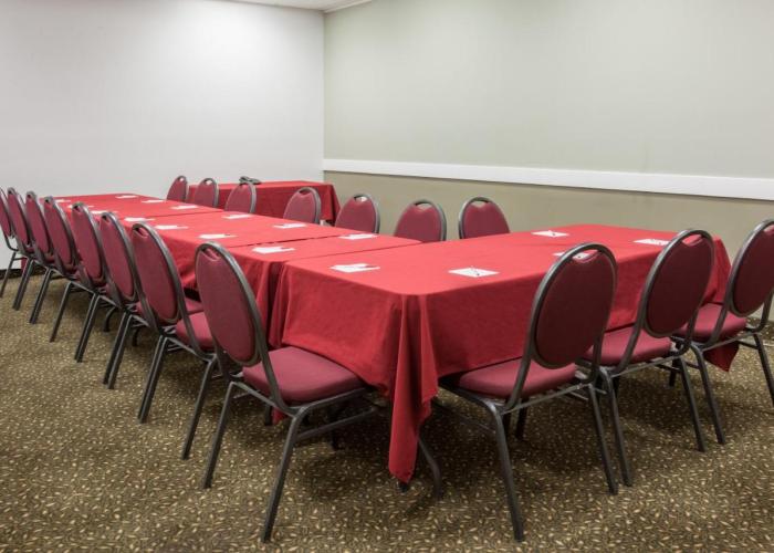 Econolodge Inn and Suites