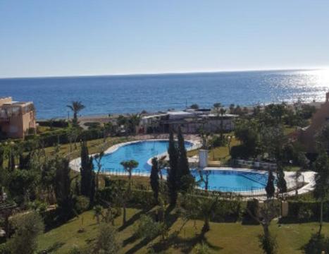 Natura Mediterranea estudio naturista primera linea con piscina