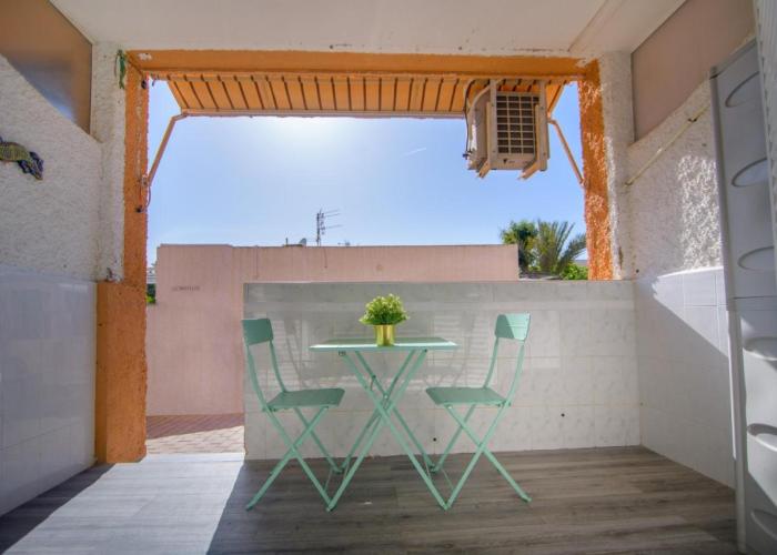 Natura Mediterranea estudio naturista primera linea con piscina
