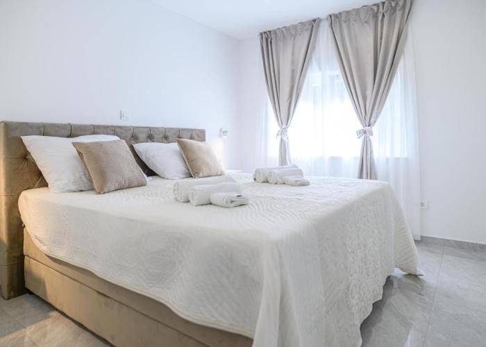 Luxury rooms Green and Gold Split