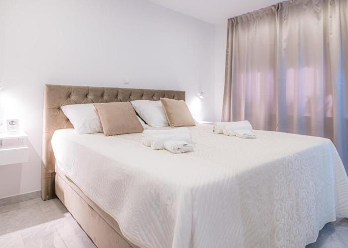 Luxury rooms Green and Gold Split