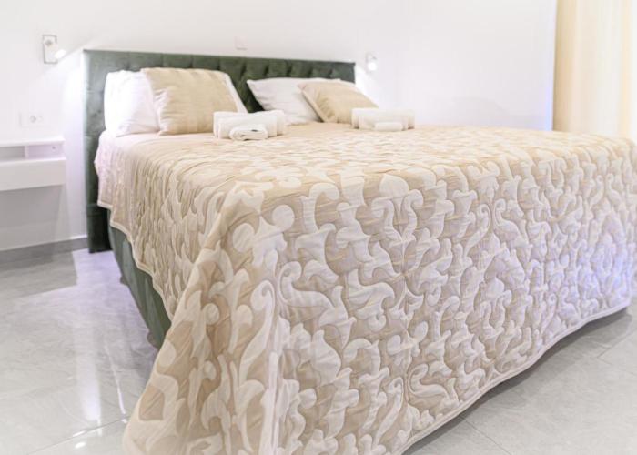 Luxury rooms Green and Gold Split