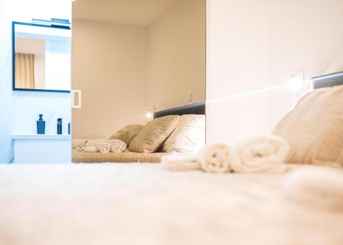 Luxury rooms Green and Gold Split