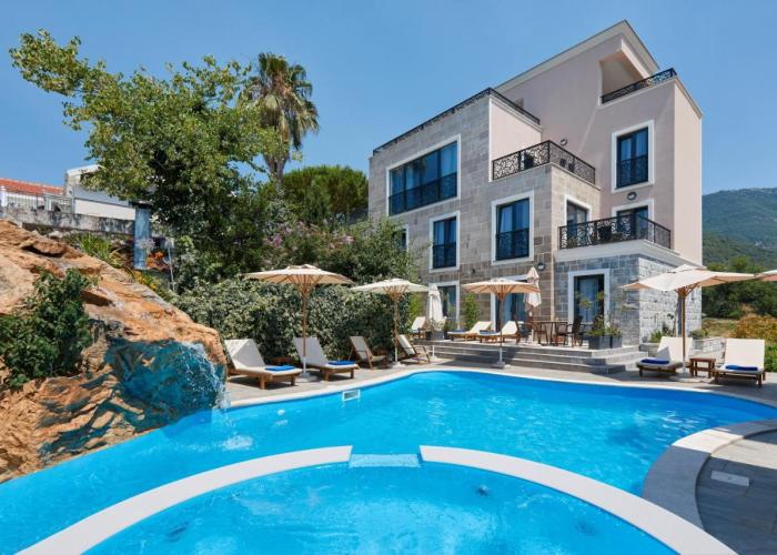 Moderna Luxury Apartments with HEATED pool