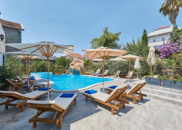 Moderna Luxury Apartments with HEATED pool