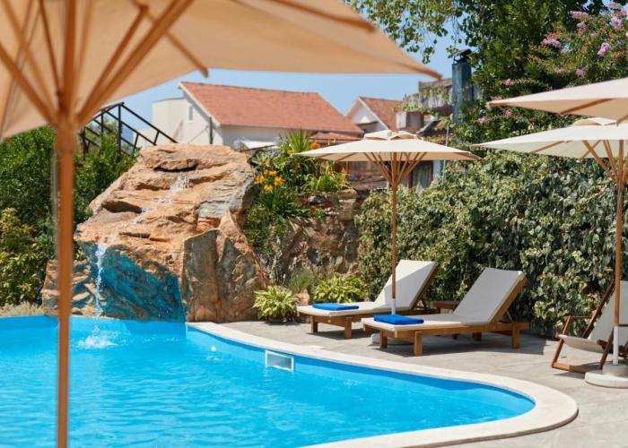 Moderna Luxury Apartments with HEATED pool