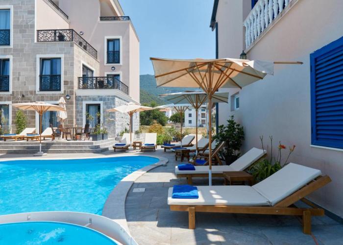 Moderna Luxury Apartments with HEATED pool