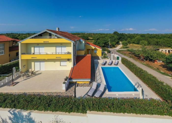 Villa Petra s bazenom, roštiljem i parkingom