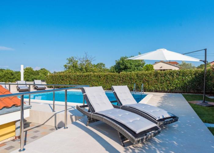 Villa Petra s bazenom, roštiljem i parkingom
