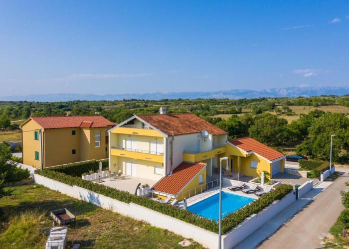 Villa Petra s bazenom, roštiljem i parkingom