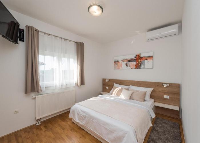 Villa Petra s bazenom, roštiljem i parkingom