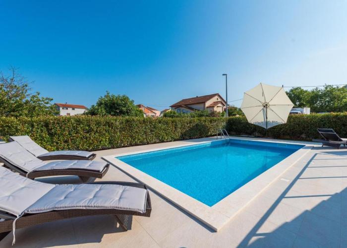 Villa Petra s bazenom, roštiljem i parkingom