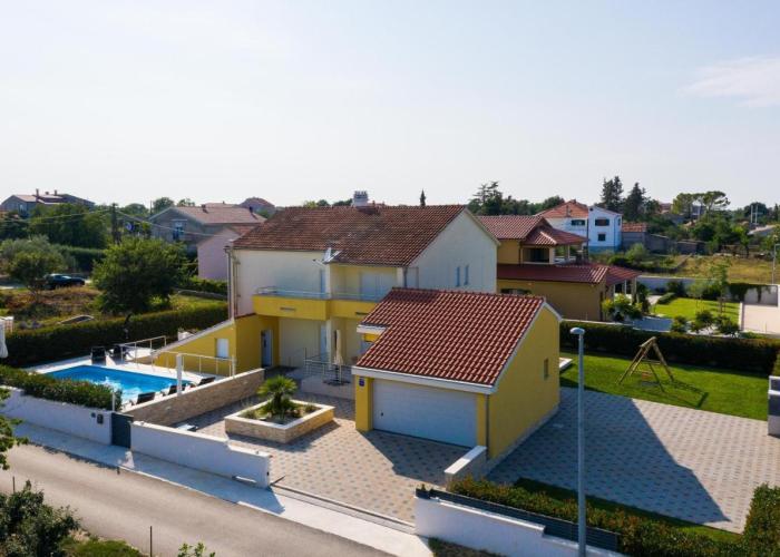 Villa Petra s bazenom, roštiljem i parkingom