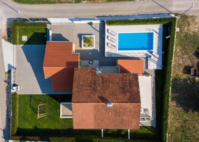 Villa Petra s bazenom, roštiljem i parkingom