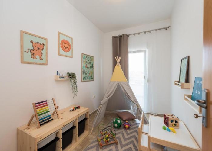 Villa Petra s bazenom, roštiljem i parkingom