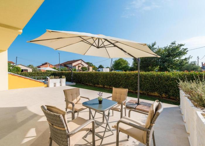 Villa Petra s bazenom, roštiljem i parkingom