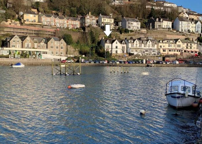 Modern House in Looe, Near Beach and Bars with Great Views and free access to a nearby Indoor Swimming Pool