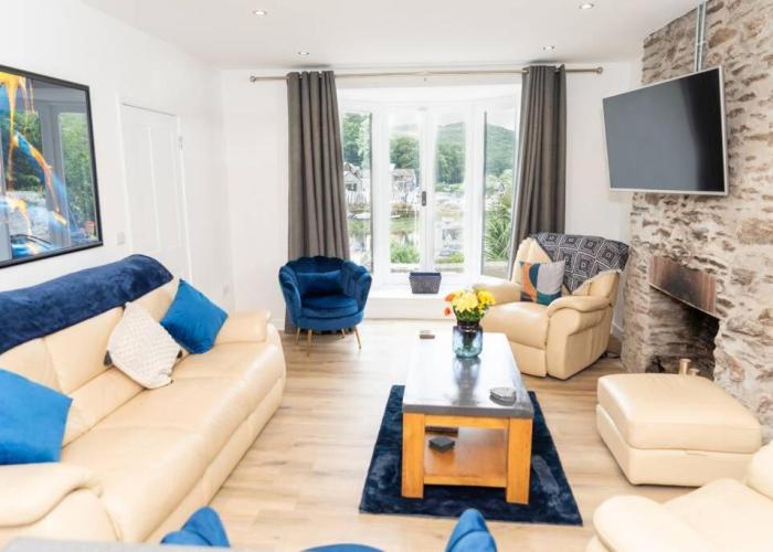 Modern House in Looe, Near Beach and Bars with Great Views and free access to a nearby Indoor Swimming Pool