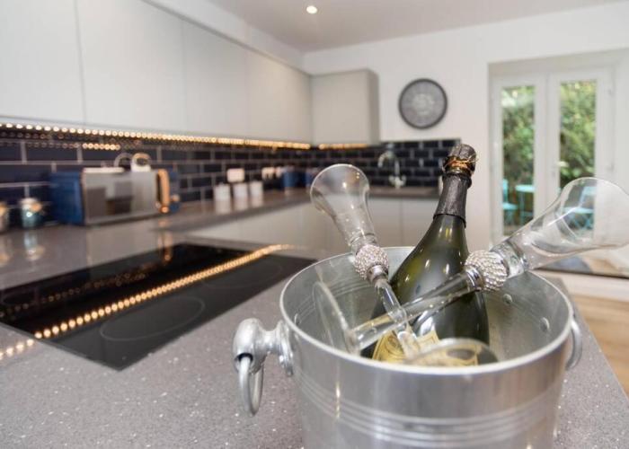 Modern House in Looe, Near Beach and Bars with Great Views and free access to a nearby Indoor Swimming Pool