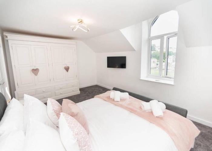 Modern House in Looe, Near Beach and Bars with Great Views and free access to a nearby Indoor Swimming Pool