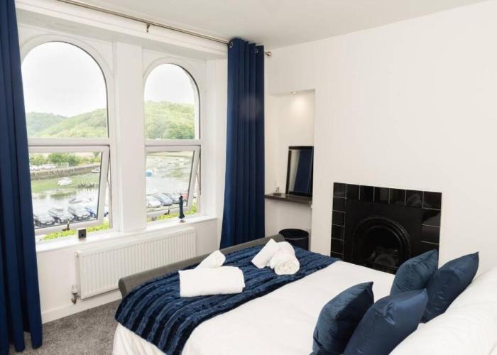 Modern House in Looe, Near Beach and Bars with Great Views and free access to a nearby Indoor Swimming Pool