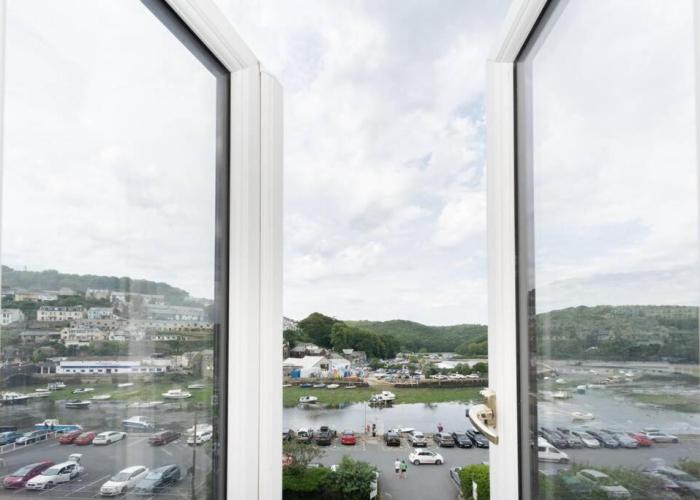 Modern House in Looe, Near Beach and Bars with Great Views and free access to a nearby Indoor Swimming Pool
