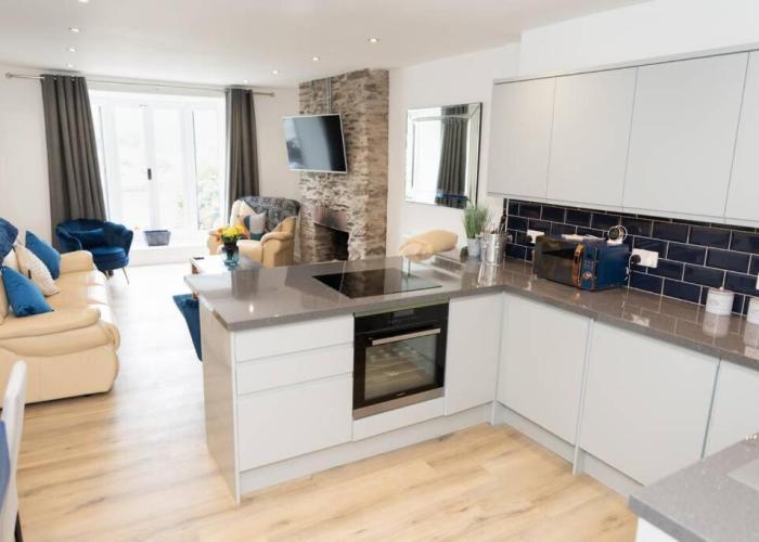 Modern House in Looe, Near Beach and Bars with Great Views and free access to a nearby Indoor Swimming Pool