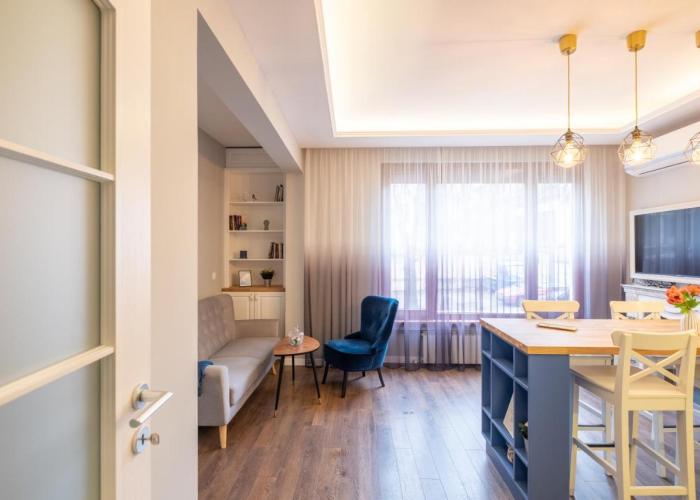 Designer & Cozy 2BD Flat with a parking in the city center by Flat Mаnager