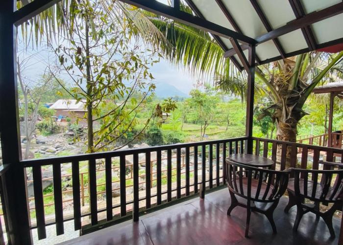 Rumah Kayu Pinggir Kali Prigen RedPartner