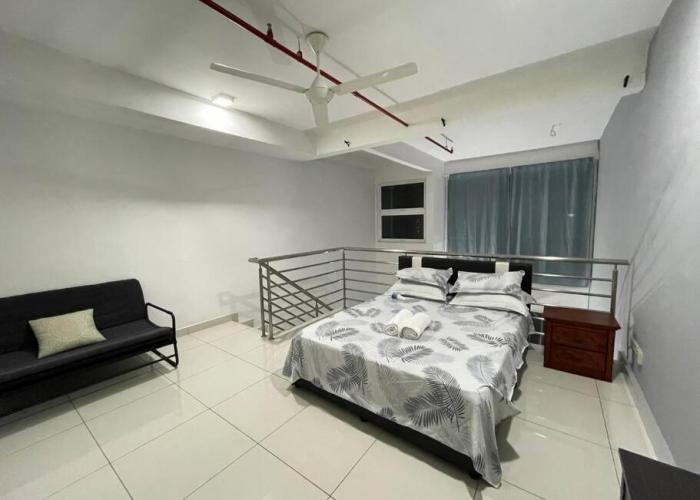 Minimalist Loft5 DeCentrum WifiNetflix