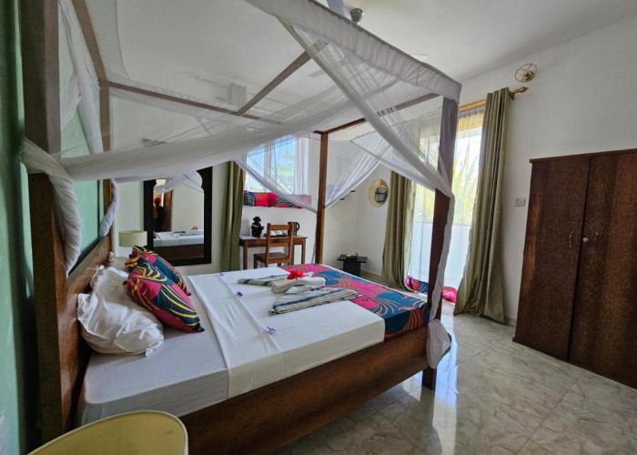 Hotel Zanzicrown