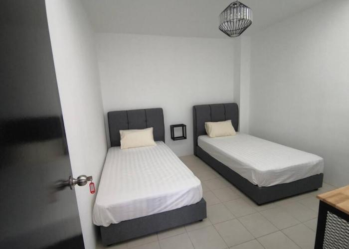MODERN , SPACIOUS GAMBANG UMP 18 Guest House