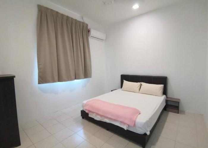 MODERN , SPACIOUS GAMBANG UMP 18 Guest House