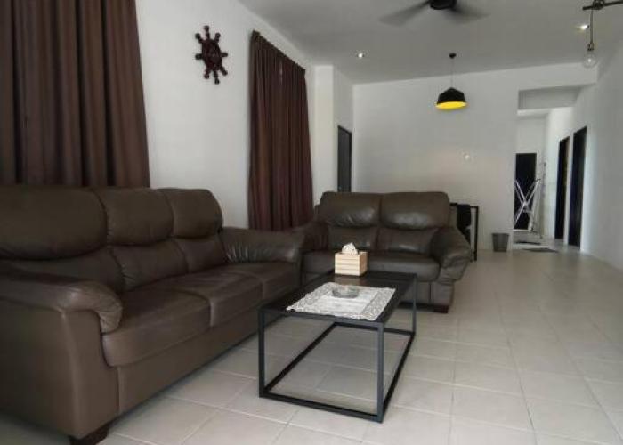 MODERN , SPACIOUS GAMBANG UMP 18 Guest House