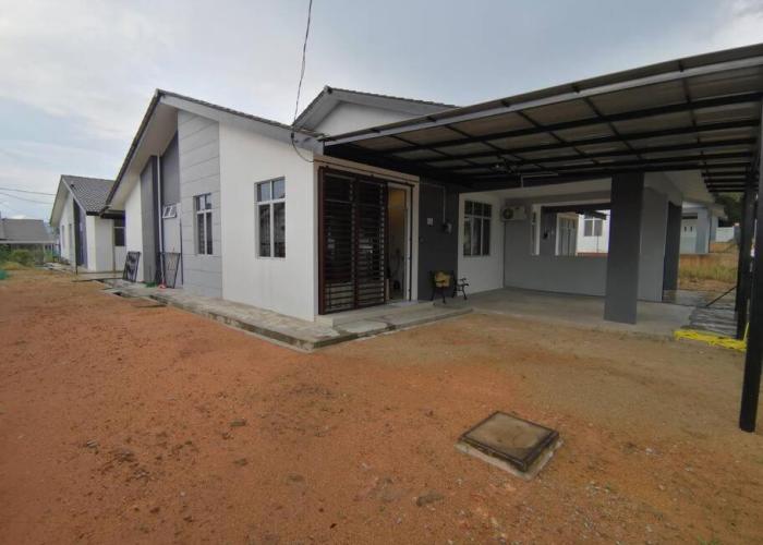 MODERN , SPACIOUS GAMBANG UMP 18 Guest House